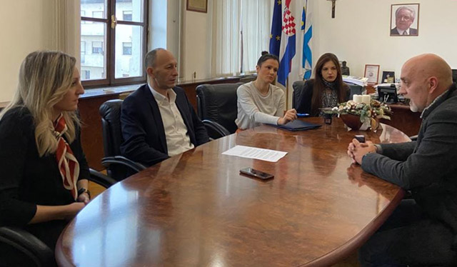 Razgovor prije potpisivanja ugovora za igralište u Švici                                                                                                                                                                                                  